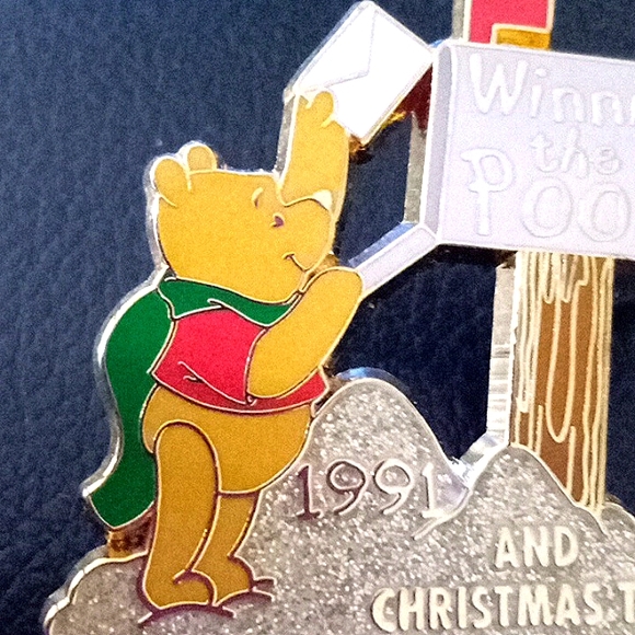 DISNEY STORE WINNIE THE POOH MAILING HIS LETTER TO SANTA - Picture 4 of 8